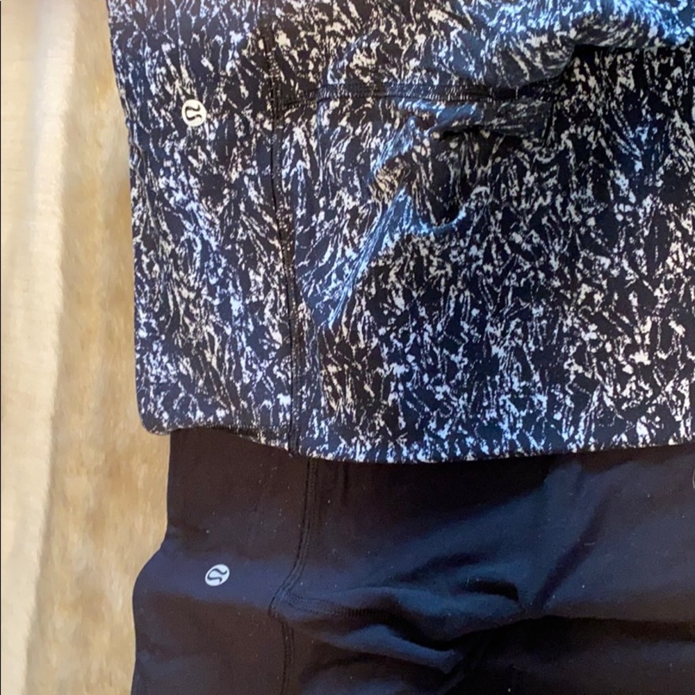 2 pairs of Lululemon cropped leggings